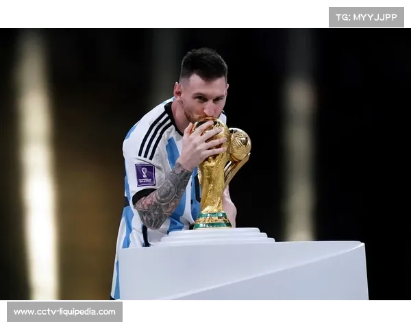 阿根廷世界杯夺冠巡游，梅西高举奖杯致敬马拉多纳